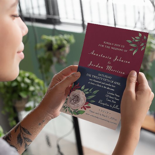 Burgund-Blumenhochzeit in einem Einladung