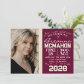 Burgund & Cream Tan Abschluss Foto Einladung (Stehend Vorderseite)