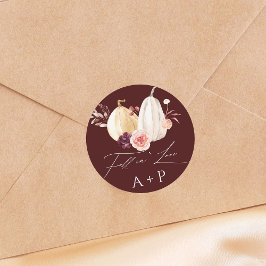 Burgund Fall in Liebe Pumpkin Herbsthochzeit Runder Aufkleber