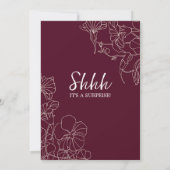 Burgund Floral Überraschung 80. Geburtstag Einladung (Rückseite)