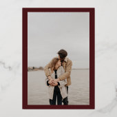 Burgund Foto-Drehbuch Grenzhochzeit Gold Folieneinladung (Rückseite)