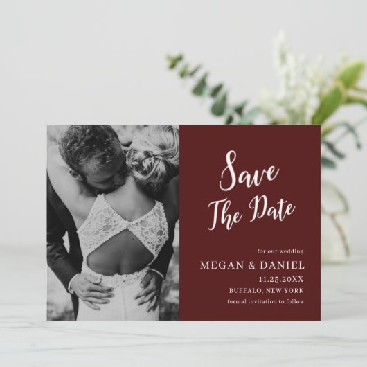 Burgund-Foto | Hochzeit Speichern Sie das Datum de Einladung (Stehend Vorderseite)