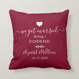 Burgund-Foto Verheiratet während der Pandemie Kissen