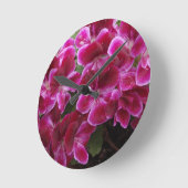 Burgund Geranium Runde Wanduhr (Winkel)