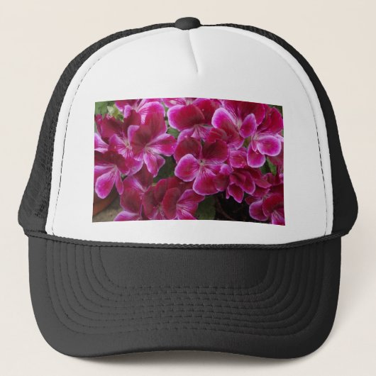 Burgund Geranium Truckerkappe (Vorderseite)