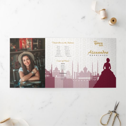 Burgund & Gold Arabian Quinceñera Foto Dreifach Gefaltete Einladung (Außenbereich)