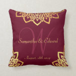 Burgund-Gold-elegante Monogramm-Hochzeit Kissen<br><div class="desc">Elegantes Burgundy Wedding Pillow mit einem aufwändigen Imitat Gold Mandala Blume Design, das die Blüte der Reinheit in unserem Soul darstellt, und ein Monogramm in einem leichteren Schatten. Die Farbe Burgund erhöht die Energie auf eine durchdachte, würdevolle und kontrollierte Weise. Ermutigt Gefühle von Wärme und Komfort. Ein perfektes Geschenk für...</div>