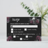 Burgund Gothic Floral Skull Wedding RSVP Card (Stehend Vorderseite)