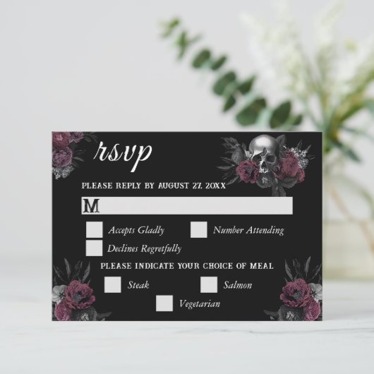 Burgund Gothic Floral Skull Wedding RSVP Card (Stehend Vorderseite)