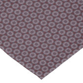 Burgund & Grau Blumenquilt Tischdecke (Schrägansicht)