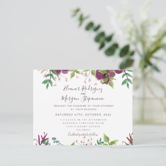 Burgund Hochzeit Blumenschrift Einladung Postkarte (Stehend Vorderseite)