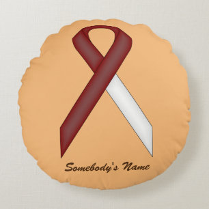 Burgund-Ivory Standard Ribbon von Kenneth Yoncich Rundes Kissen