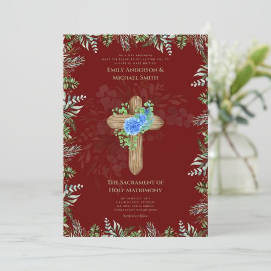 Burgund-Kreuzkatholische Hochzeit der Hochzeit der Einladung (Stehend Vorderseite)