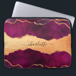 Burgund lila Goldagate Marmor Rose Goldname Laptopschutzhülle<br><div class="desc">Ein bordeauxrotes,  lila und Imitat goldenes Age,  Marmorsteindruck als Hintergrund Persönlich machen und Ihren Namen hinzufügen. Der Name wird mit einem modernen handgeschriebenen Stilskript mit Swashes geschrieben. Um die Swashes behalten,  löschen Sie nur den Beispielnamen,  verlass die Leerzeichen oder Emoji's vor und nach dem Namen.</div>
