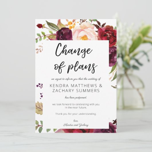 Burgund Marsala Floral Änderung der Pläne - Weiß Einladung (Stehend Vorderseite)
