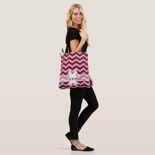 Burgund Mattiert Orchid Chevrons mit Schneeflocke Tasche (Am Model)