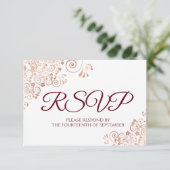 Burgund mit eleganter Rose Gold Lace Wedding RSVP Karte (Stehend Vorderseite)