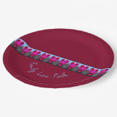 Burgund mit rosa Herzmuster Pappteller (Schrägansicht)
