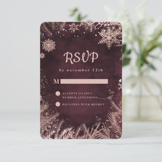Burgund mit Rose Gold Winterschneeflocken Hochzeit RSVP Karte (Stehend Vorderseite)