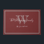 Burgund Moderne Monogramm Name Niedliche Hochzeit  Fußmatte<br><div class="desc">Burgundy Moderne Monogram Script Name Niedlich Wedding Welcome Doormat. Personalisiertes graues Monogramm mit Braut und Bräutigam Nachname und Datum auf bordeauxrotem Hintergrund. Ein einzigartiges Geschenk für frisch verheiratete Kinder. Perfekt für ihr neues Leben zusammen. Klicken Sie auf diese Vorlage, um sie schnell und einfach anzupassen. Weltweit schnell verschifft. Burgund Moderne...</div>