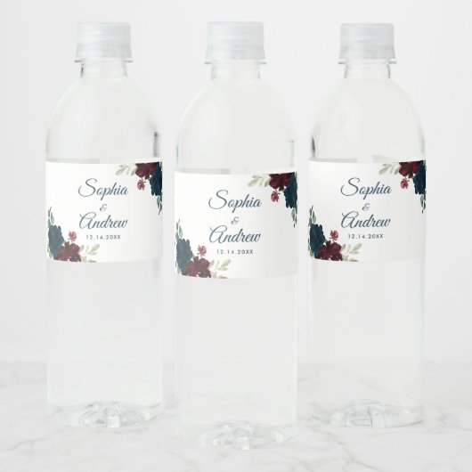 Burgund & Navy Blume Rustikale Holzhochzeit Wasserflaschenetikett (Flaschen)