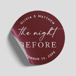 Burgund Probe Dinner | Nacht vor Herbst Runder Aufkleber<br><div class="desc">Fügen Sie Ihrem Probe-Dinner eine kühne, romantische Touch mit diesem bordeauxroten Rundaufkleber mit dem eleganten Satz "The Night Before" hinzu. Der tiefrote Hintergrund ist perfekt für Herbst- und Winterhochzeiten und bringt Wärme, Reichtum und zeitlosen Stil zu Ihrer Hochzeitsfeier. Verwenden Sie es, um Umschläge zu Siegel, Geschenktüten zu dekorieren oder um...</div>