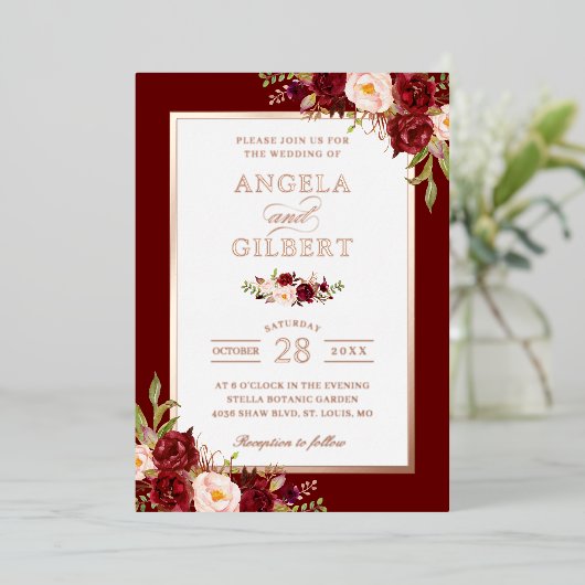 Burgund Red Blush Floral Wedding Rose Gold Folieneinladung (Stehend vorne)
