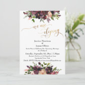 Burgund Red Floral & Gold Elegant Wir sind dabei Einladung (Stehend Vorderseite)