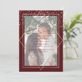 Burgund Red Gold Confetti Border Foto Verlobung Einladung (Stehend Vorderseite)