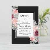 Burgund Rosa Blume Sweet 16 Black Birthday Einladung (Stehend Vorderseite)