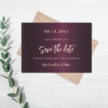 Burgund-Rose-Gold-Geburtstag Save The Date<br><div class="desc">Modernes und elegantes Save the Date für eine 50. Geburtstagsfeier. Ein tiefburgundischer Hintergrund. Personalisieren und hinzufügen von Datum,  Ort,  Name und Alter. Rose goldfarbener Text.</div>