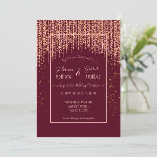 Burgund Rose Gold Glitzer Confetti Hochzeit Einlad Einladung (Stehend Vorderseite)