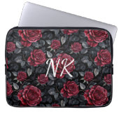 Burgund-Rose mit schwarzem Hintergrund Mit Monogra Laptopschutzhülle (Vorderseite)