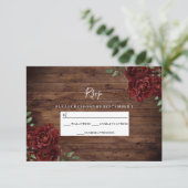 Burgund Rote Rose Rustic Wood Wedding RSVP (Stehend Vorderseite)