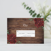 Burgund Rote Rose Rustic Wood Wedding RSVP Karte (Stehend Vorderseite)