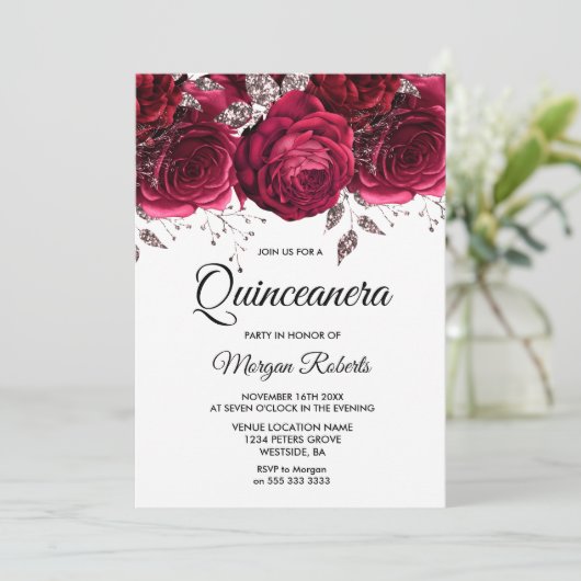Burgund Rote Rose Silver Floral Quinceanera Party Einladung (Stehend Vorderseite)