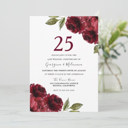 Burgund Rote Rosen 25. Hochzeitstag Einladung (Stehend Vorderseite)