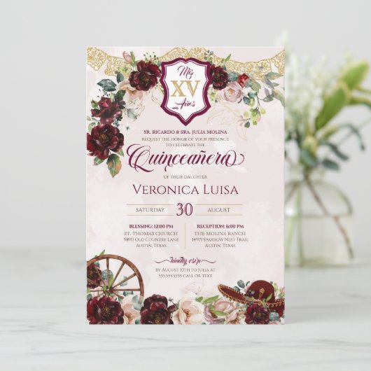 Burgund Rote Rosen Elegante Charro Quinceanera Einladung (Stehend Vorderseite)