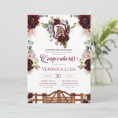 Burgund Rote Rosen Pferd Wappen Rustikale Quincean Einladung (Stehend Vorderseite)