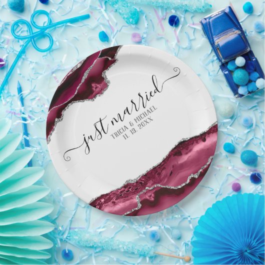 Burgund & Silver Agate Borders Just Married Pappteller (Party)