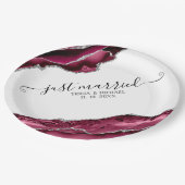 Burgund & Silver Agate Borders Just Married Pappteller (Schrägansicht)
