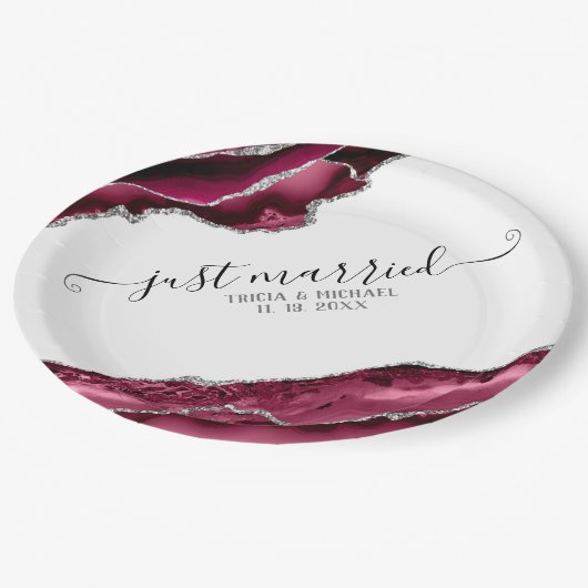 Burgund & Silver Agate Borders Just Married Pappteller (Schrägansicht)