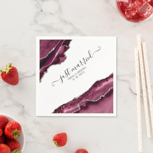 Burgund & Silver Agate Borders Just Married Serviette (Beispiel)
