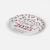 Burgund Silver Confetti Abschluss 2025 Pappteller (Schrägansicht)