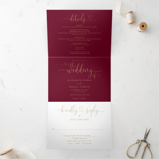 Burgund und Gold Heart Script Hochzeit Dreifach Gefaltete Einladung (Innenseite)