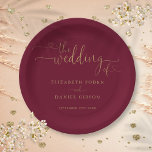 Burgund und Gold Heart Script Hochzeit Pappteller<br><div class="desc">Dieses elegante Herz-Drehbuch Bordeaux und Gold Hochzeitsdesign kann personalisiert werden mit Ihrem Feiern Details Set in schicken Typografie. Entwickelt von Thisisnotme©</div>