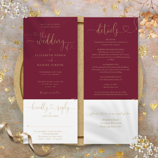 Burgund und Gold Heart Script in einer Hochzeit Einladung
