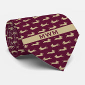 Burgund und Gold laufende Dackel Krawatte (Gerollt)