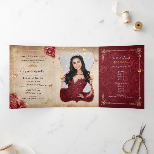 Burgund und Gold Rose Elegantes Foto Quinceanera Dreifach Gefaltete Einladung (Innenseite)