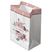 Burgund und rosa Aquarellblumen personalisiert Mittlere Geschenktüte (Vorderseite Schrägansicht)